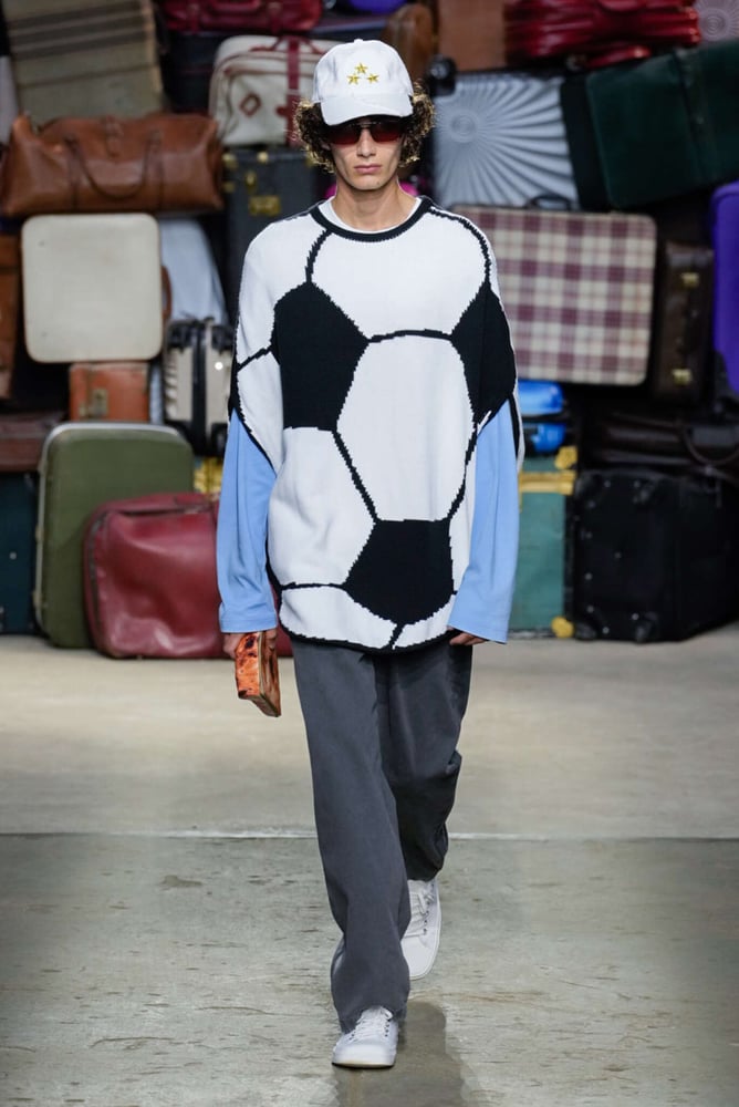 دار موسكينو تعرض في ميلانو أزياءها الرجالية لربيع وصيف 2025